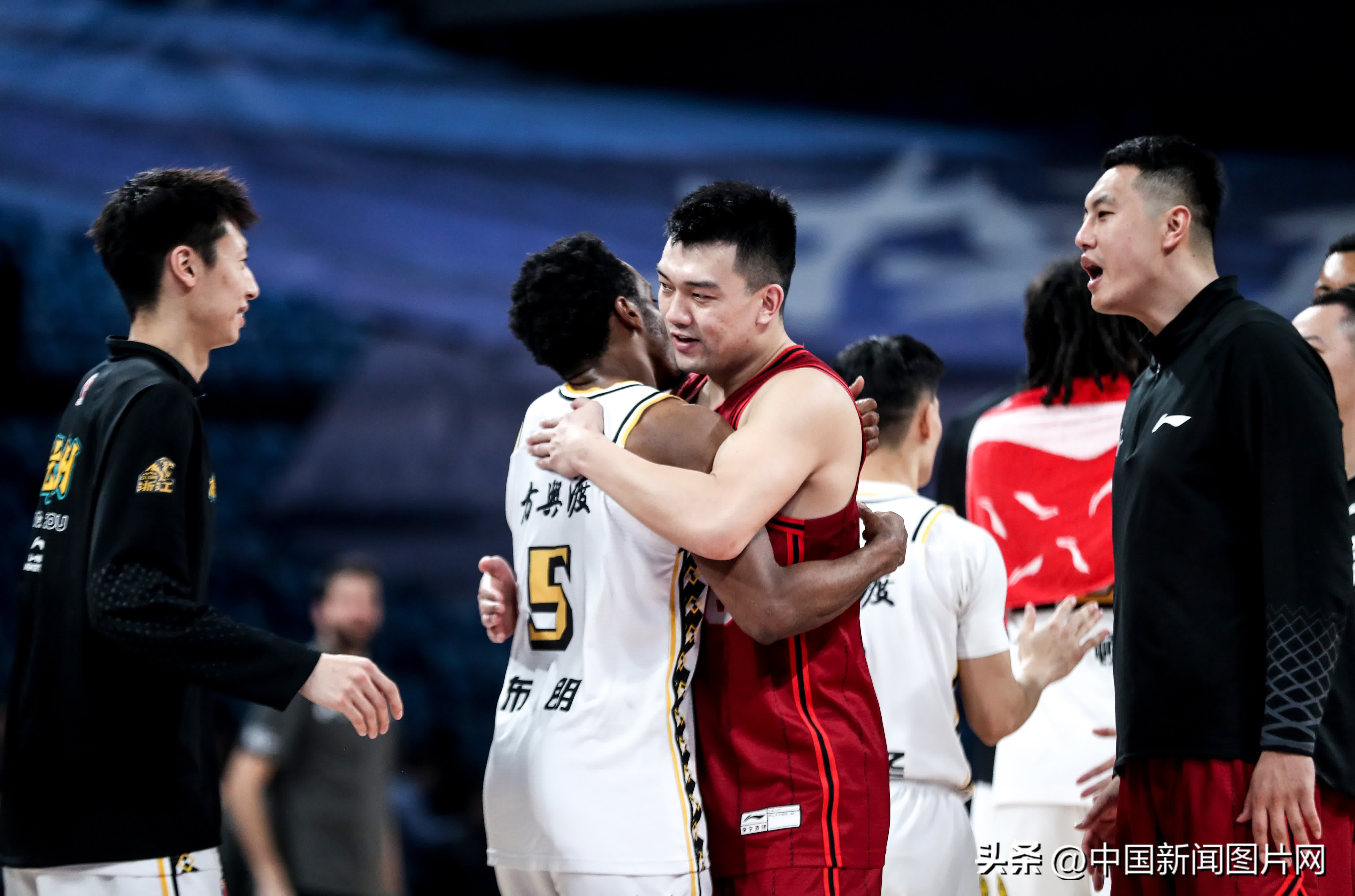 包含篮板争夺激烈：北京队抢下49个篮板，攻守俱佳！的词条