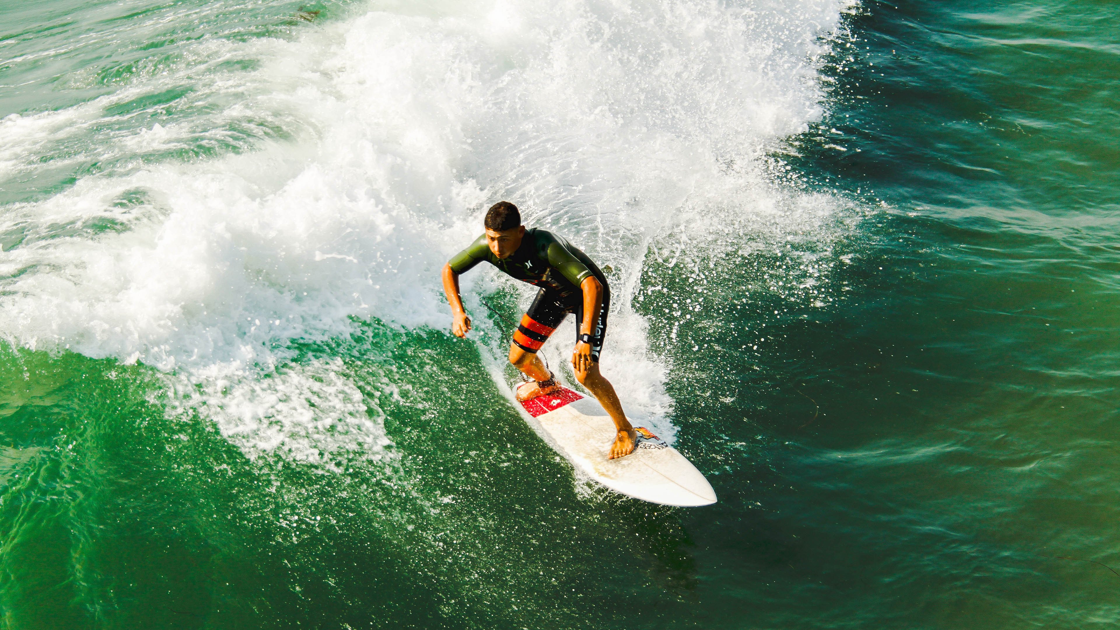 “校园足球比赛亮点纷呈,青少年展现多样才华”,校园足球竞赛